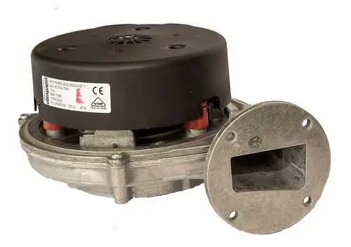 Daikin-Gebläse mit einem runden schwarzen Gehäuse und einer flachen Metallbasis, ausgestattet mit einem Wasseranschluss und einem Typenschild mit technischen Informationen.